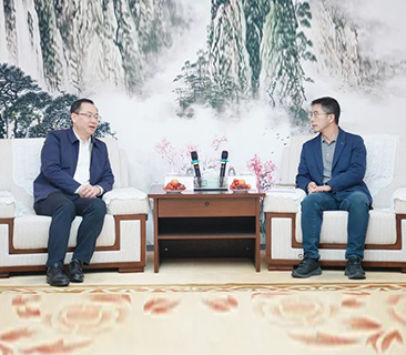 宜賓市政府及中車株洲所領(lǐng)導(dǎo)一行蒞臨鵬輝能源考察交流